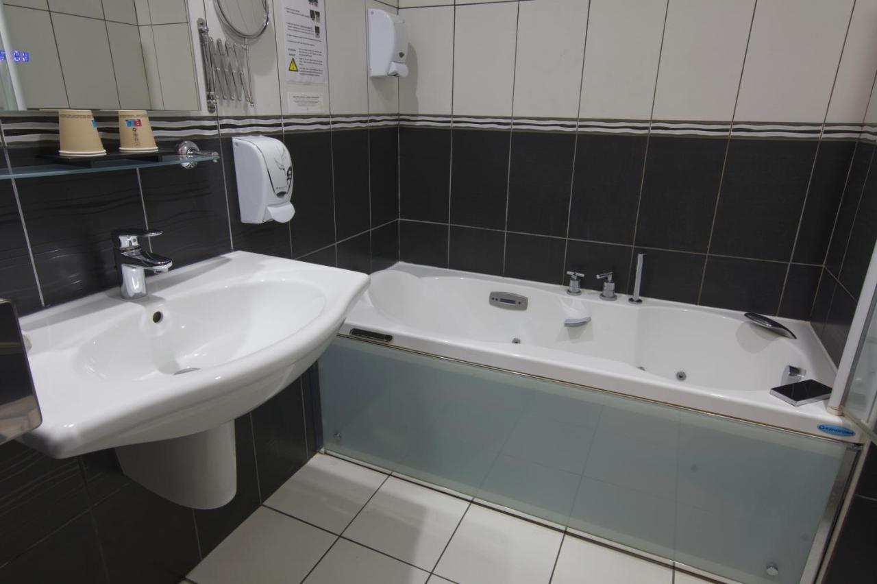 Logis Hotel Centrotel Et Spa Bulles D'Allier Montmarault Eksteriør bilde